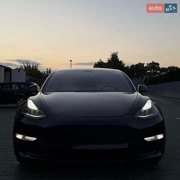 Седан Tesla Model 3 2021 в Львове