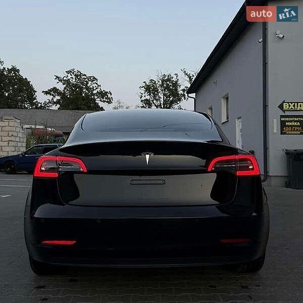 Седан Tesla Model 3 2021 в Львове