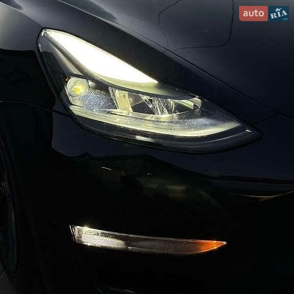 Седан Tesla Model 3 2021 в Львове