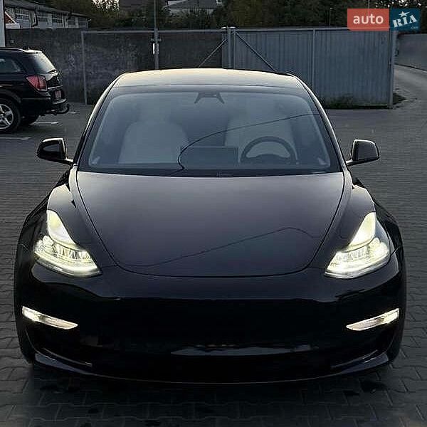 Седан Tesla Model 3 2021 в Львове