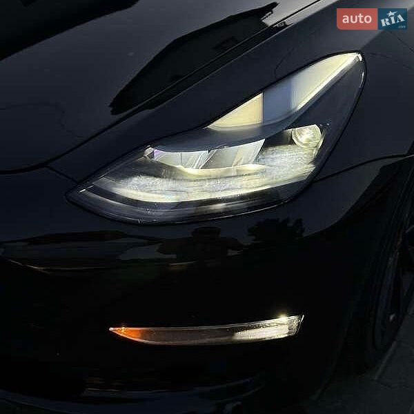 Седан Tesla Model 3 2021 в Львове