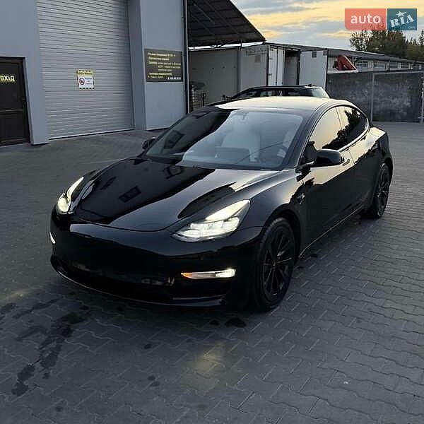 Седан Tesla Model 3 2021 в Львове