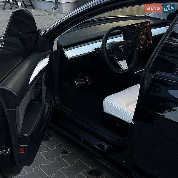 Седан Tesla Model 3 2021 в Львове