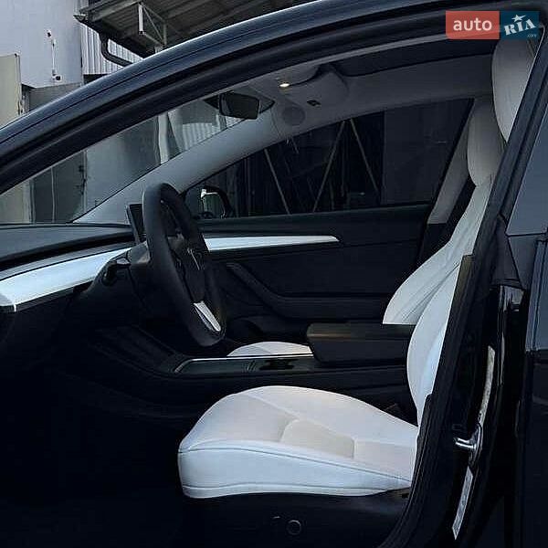 Седан Tesla Model 3 2021 в Львове