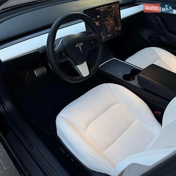 Седан Tesla Model 3 2021 в Львове