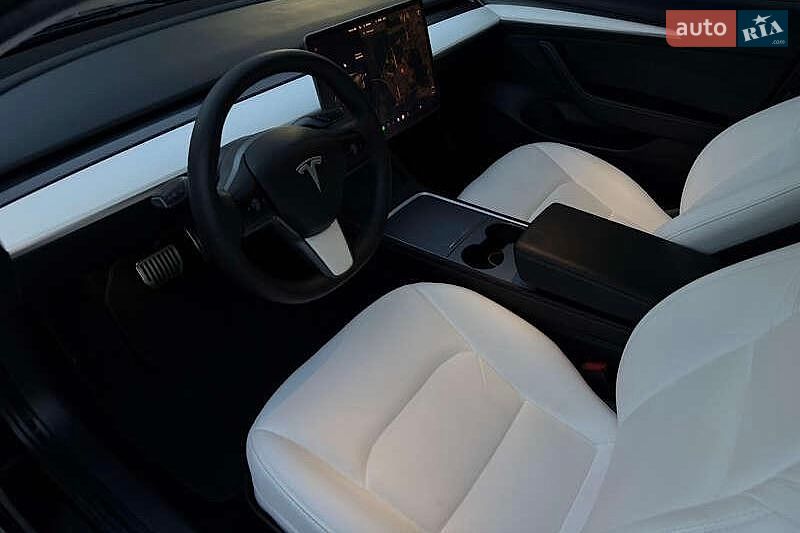 Седан Tesla Model 3 2021 в Львове