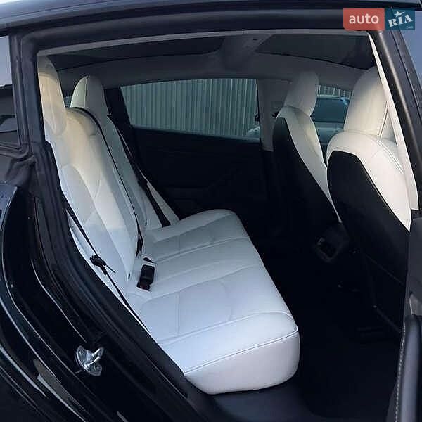 Седан Tesla Model 3 2021 в Львове