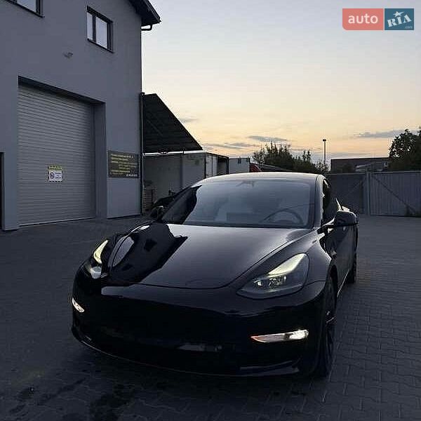 Седан Tesla Model 3 2021 в Львове