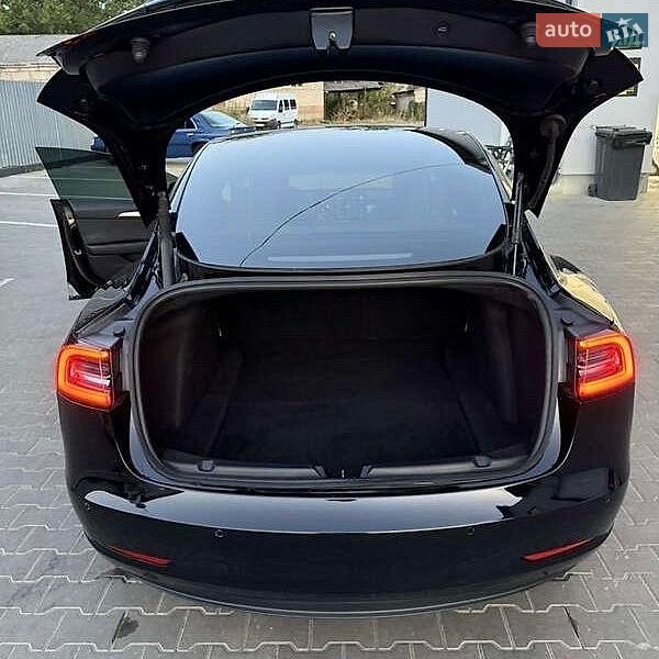 Седан Tesla Model 3 2021 в Львове