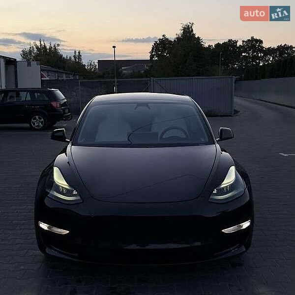 Седан Tesla Model 3 2021 в Львове