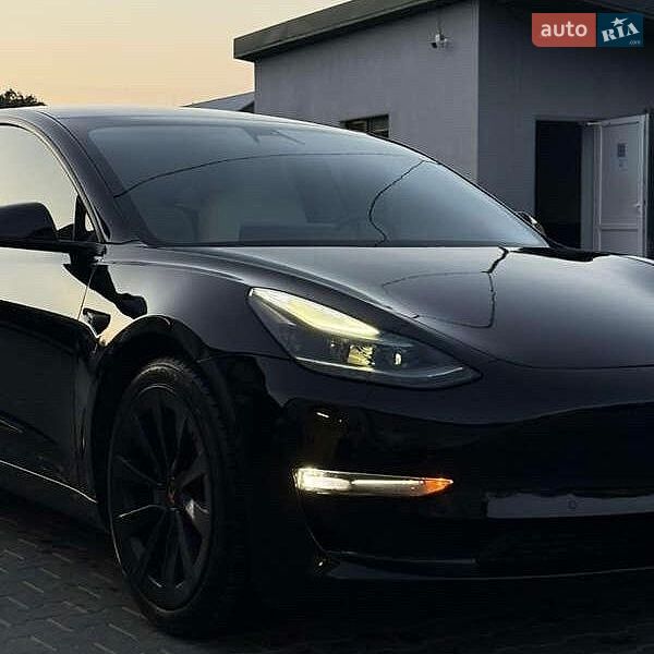 Седан Tesla Model 3 2021 в Львове