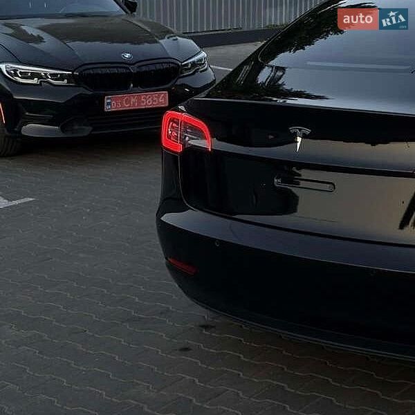 Седан Tesla Model 3 2021 в Львове