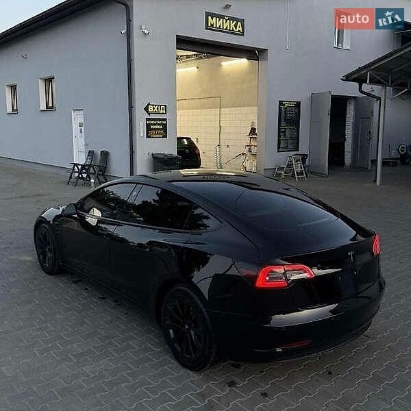 Седан Tesla Model 3 2021 в Львове