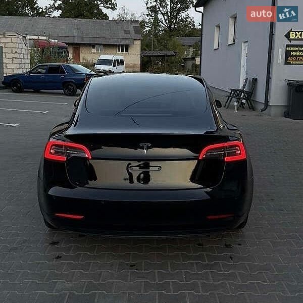 Седан Tesla Model 3 2021 в Львове
