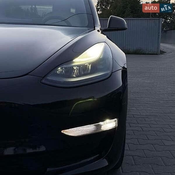 Седан Tesla Model 3 2021 в Львове