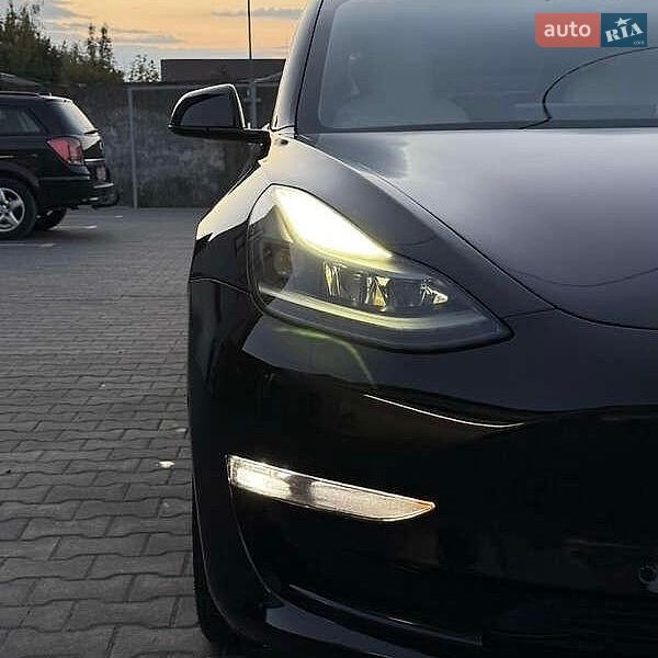 Седан Tesla Model 3 2021 в Львове