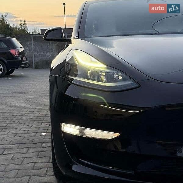 Седан Tesla Model 3 2021 в Львове