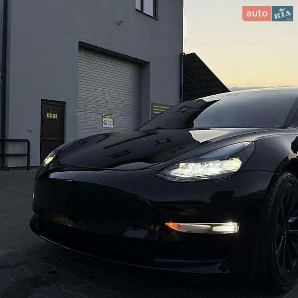 Седан Tesla Model 3 2021 в Львове