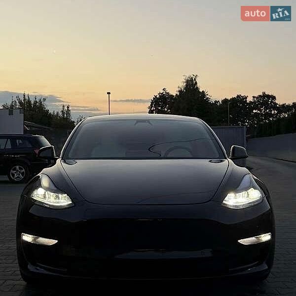 Седан Tesla Model 3 2021 в Львове