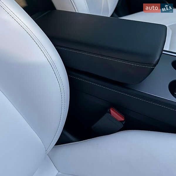 Седан Tesla Model 3 2021 в Львове