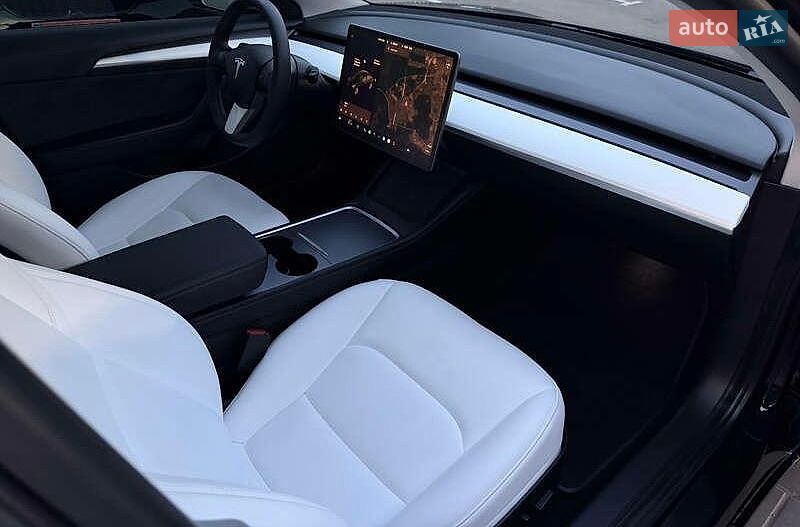 Седан Tesla Model 3 2021 в Львове