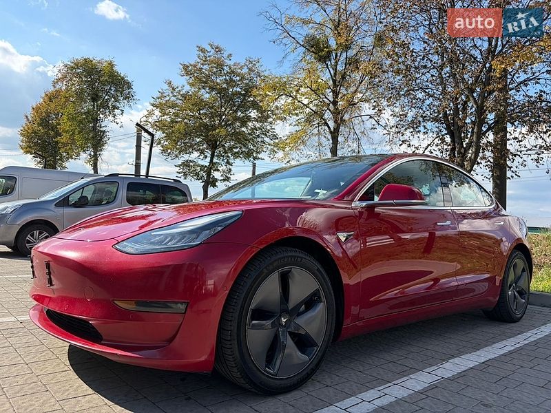 Седан Tesla Model 3 2018 в Львові