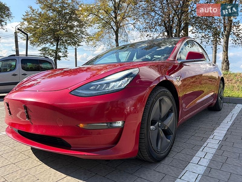 Седан Tesla Model 3 2018 в Львові