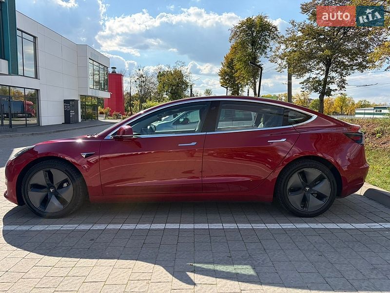 Седан Tesla Model 3 2018 в Львові