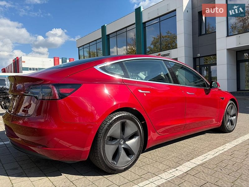 Седан Tesla Model 3 2018 в Львові