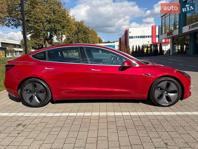 Седан Tesla Model 3 2018 в Львові