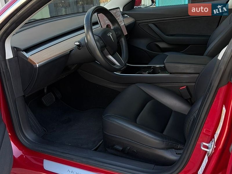 Седан Tesla Model 3 2018 в Львові