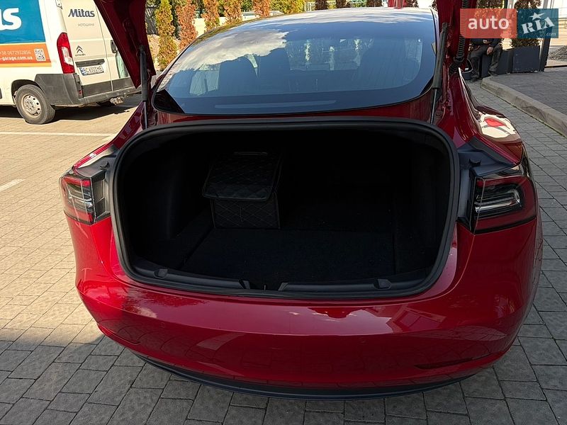 Седан Tesla Model 3 2018 в Львові