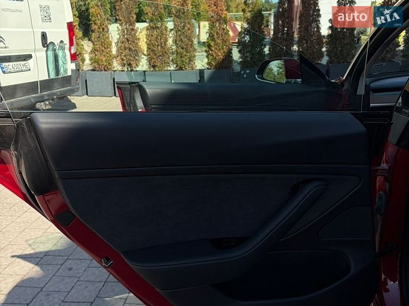 Седан Tesla Model 3 2018 в Львові