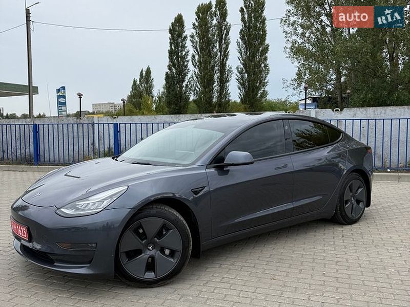 Седан Tesla Model 3 2022 в Краснограді