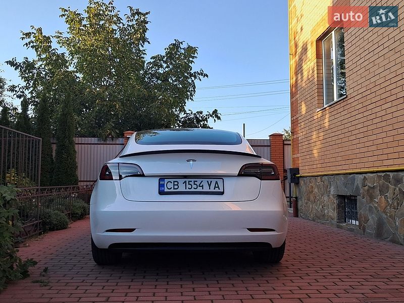 Седан Tesla Model 3 2023 в Чернігові