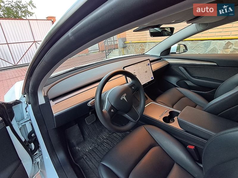 Седан Tesla Model 3 2023 в Чернігові