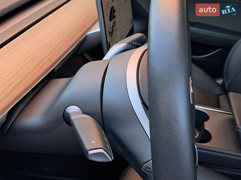 Седан Tesla Model 3 2023 в Чернігові