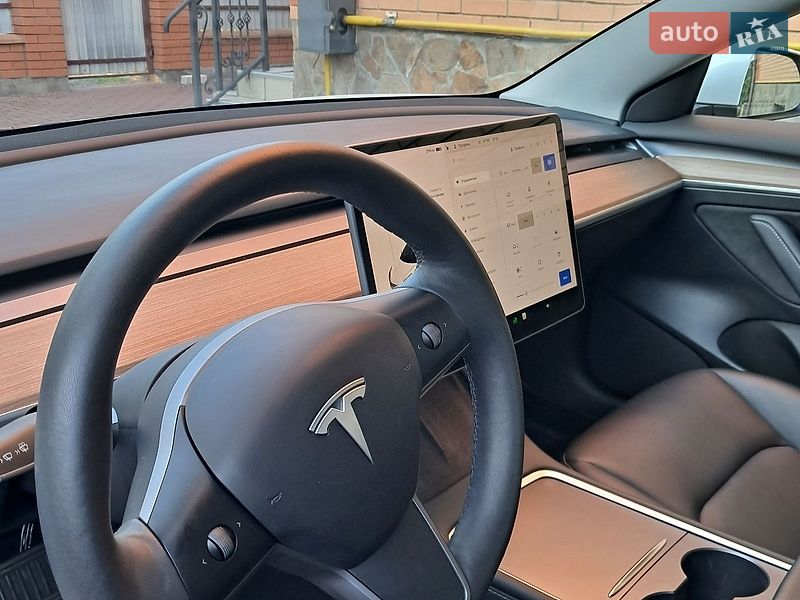 Седан Tesla Model 3 2023 в Чернігові