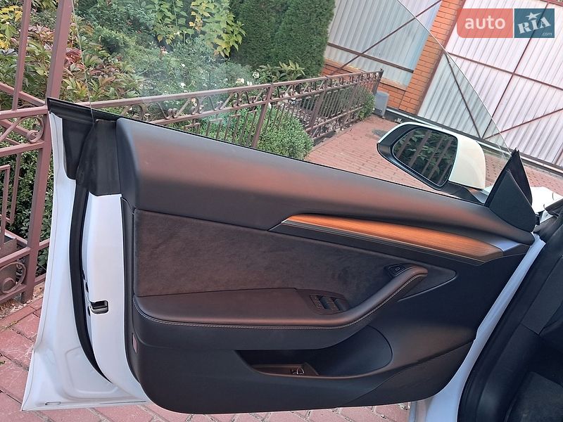 Седан Tesla Model 3 2023 в Чернігові