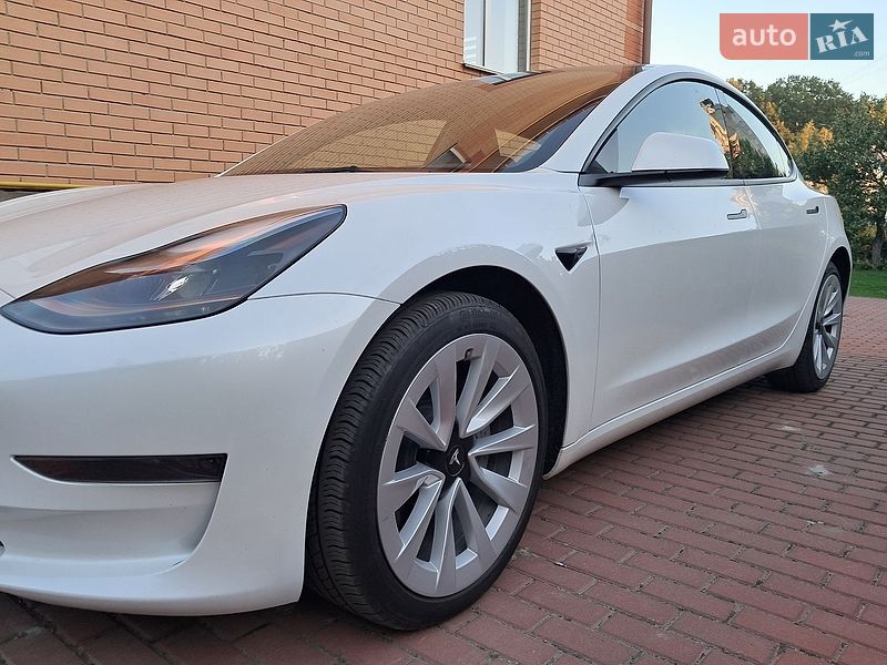 Седан Tesla Model 3 2023 в Чернігові