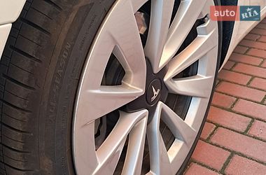 Седан Tesla Model 3 2023 в Чернігові