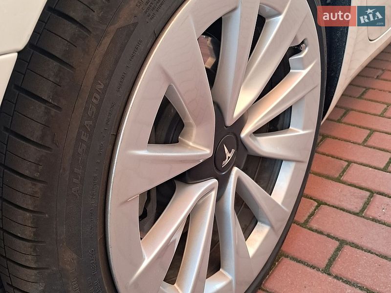 Седан Tesla Model 3 2023 в Чернігові