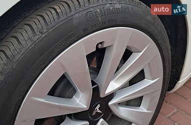 Седан Tesla Model 3 2023 в Чернігові