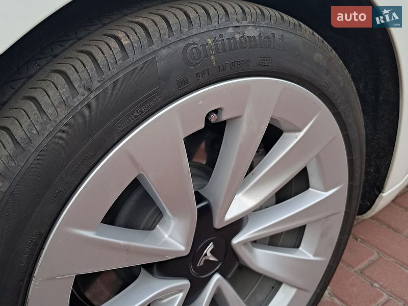 Седан Tesla Model 3 2023 в Чернігові