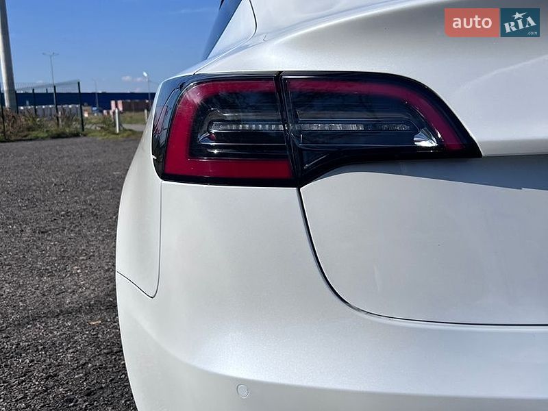 Седан Tesla Model 3 2022 в Полтаві
