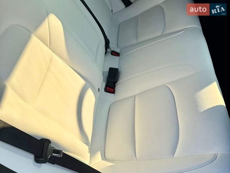 Седан Tesla Model 3 2022 в Києві
