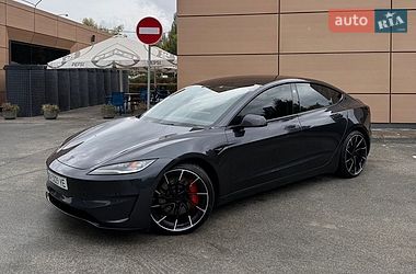 Седан Tesla Model 3 2024 в Вишневом Седан Tesla Model 3 2024 в Вишневом