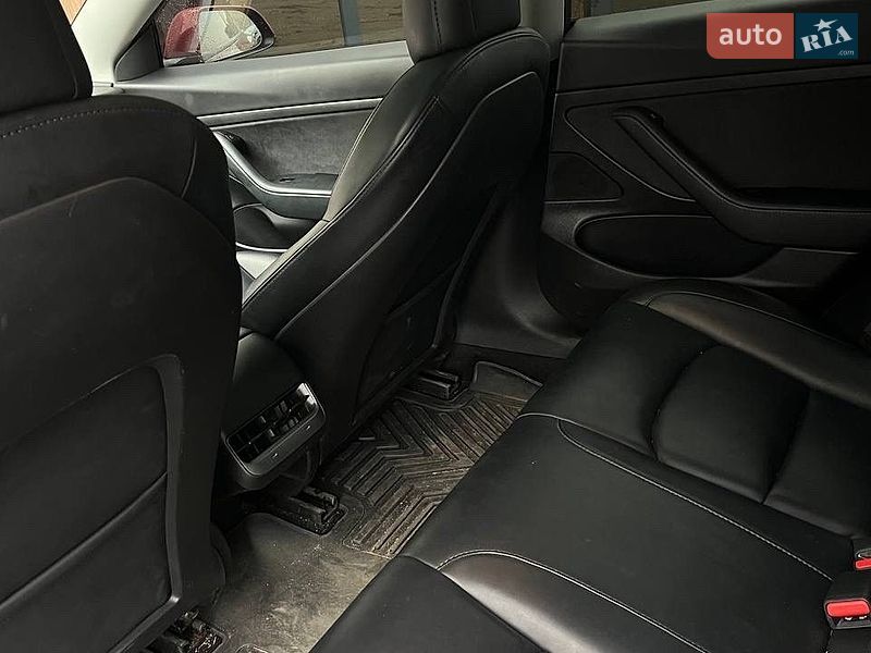 Седан Tesla Model 3 2021 в Львове