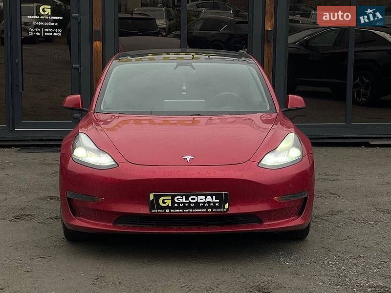 Седан Tesla Model 3 2021 в Львове