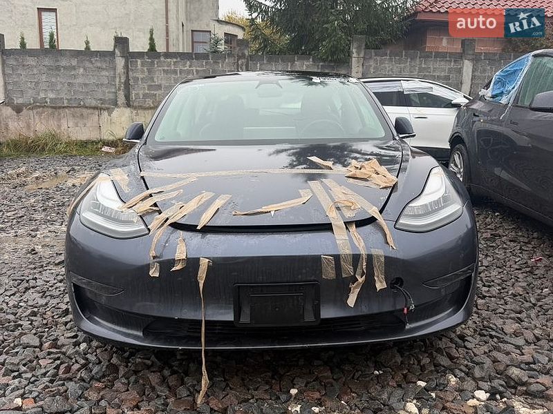 Седан Tesla Model 3 2019 в Львові